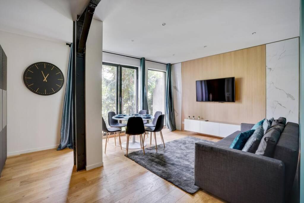 Suite Luxury Republique Paris Exterior photo